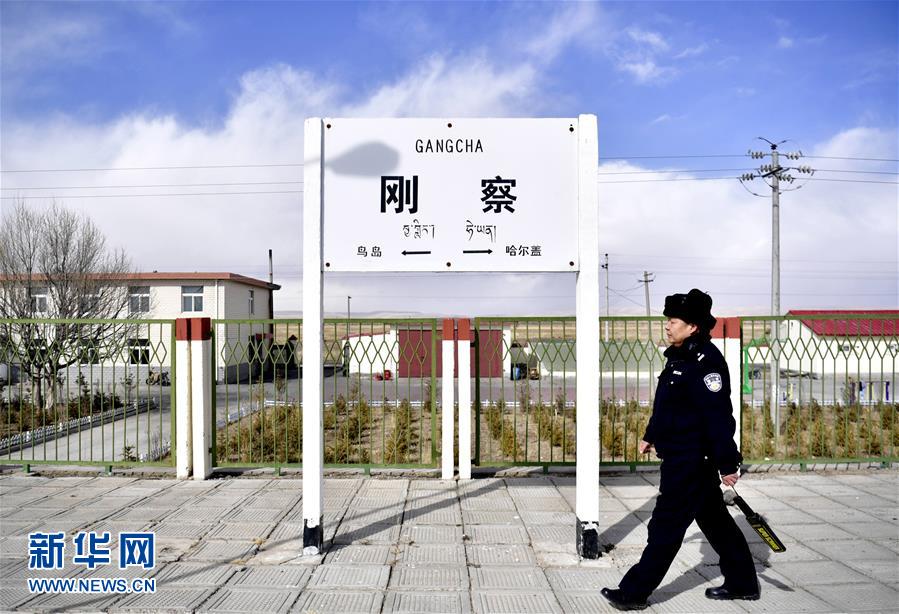 2月21日，王建康前往刚察站准备安检。今年53岁的王建康是青藏铁路公安局西宁公安处哈尔盖派出所刚察车站警务区唯一的值班民警。他工作的刚察车站警务区位于青海省海北藏族自治州刚察县，平均海拔在3300米以上。刚察站小，每天只有7581/7582次西宁往返格尔木的两趟慢车经过，只有王健康一名常驻民警，他一个人要负责接车、安检、身份比对、线路巡查等工作。 除了繁琐的日常工作，对王建康而言，更大的挑战是孤独。一个人做饭，一个人烧锅炉、一个人接车，一个人巡线，“最久的一次，我有三个星期没跟人聊过天。”王建康说。尽管如此，他仍无怨无悔地坚守在岗位，为旅客服务着。新华社发（张龙 摄）