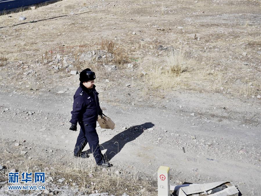 2月21日，王建康在巡线途中。今年53岁的王建康是青藏铁路公安局西宁公安处哈尔盖派出所刚察车站警务区唯一的值班民警。他工作的刚察车站警务区位于青海省海北藏族自治州刚察县，平均海拔在3300米以上。刚察站小，每天只有7581/7582次西宁往返格尔木的两趟慢车经过，只有王健康一名常驻民警，他一个人要负责接车、安检、身份比对、线路巡查等工作。 除了繁琐的日常工作，对王建康而言，更大的挑战是孤独。一个人做饭，一个人烧锅炉、一个人接车，一个人巡线，“最久的一次，我有三个星期没跟人聊过天。”王建康说。尽管如此，他仍无怨无悔地坚守在岗位，为旅客服务着。新华社发（张龙 摄）