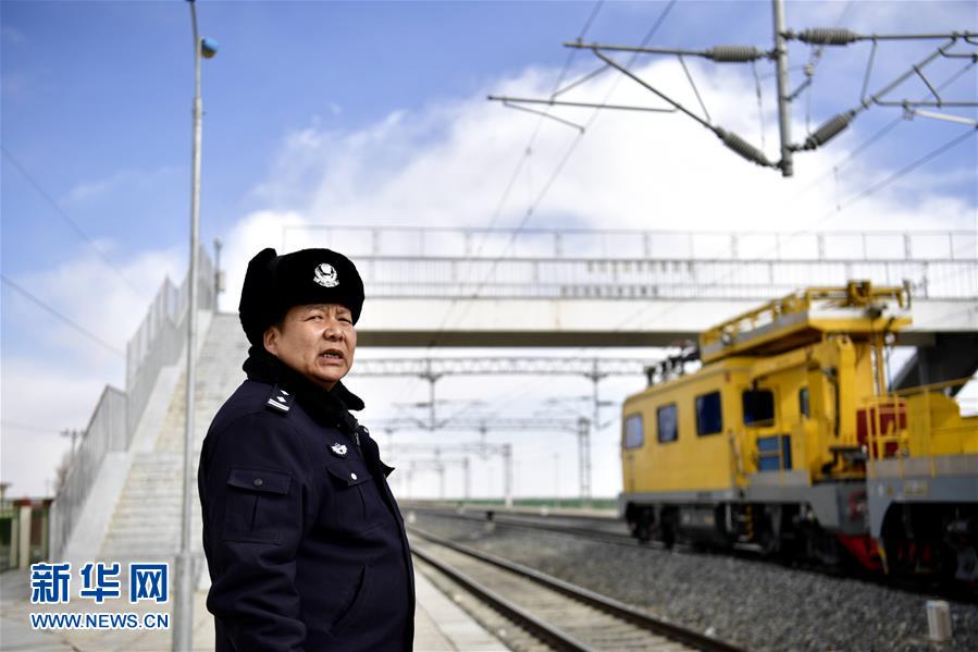 2月21日，王建康在刚察站接车。今年53岁的王建康是青藏铁路公安局西宁公安处哈尔盖派出所刚察车站警务区唯一的值班民警。他工作的刚察车站警务区位于青海省海北藏族自治州刚察县，平均海拔在3300米以上。刚察站小，每天只有7581/7582次西宁往返格尔木的两趟慢车经过，只有王健康一名常驻民警，他一个人要负责接车、安检、身份比对、线路巡查等工作。 除了繁琐的日常工作，对王建康而言，更大的挑战是孤独。一个人做饭，一个人烧锅炉、一个人接车，一个人巡线，“最久的一次，我有三个星期没跟人聊过天。”王建康说。尽管如此，他仍无怨无悔地坚守在岗位，为旅客服务着。新华社发（张龙 摄）