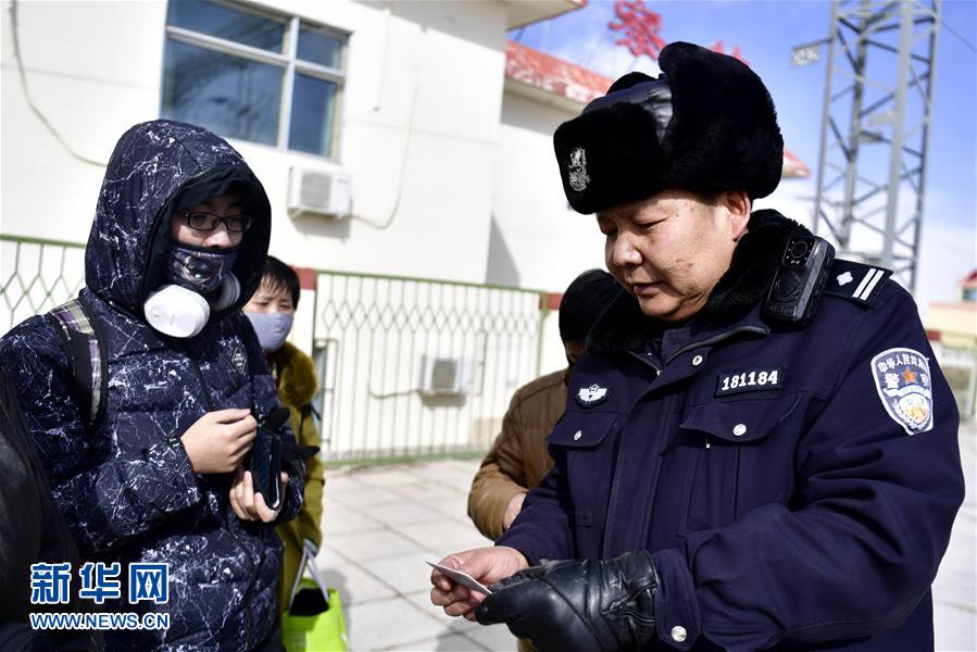 2月21日，王建康在刚察站查看旅客证件。今年53岁的王建康是青藏铁路公安局西宁公安处哈尔盖派出所刚察车站警务区唯一的值班民警。他工作的刚察车站警务区位于青海省海北藏族自治州刚察县，平均海拔在3300米以上。刚察站小，每天只有7581/7582次西宁往返格尔木的两趟慢车经过，只有王健康一名常驻民警，他一个人要负责接车、安检、身份比对、线路巡查等工作。 除了繁琐的日常工作，对王建康而言，更大的挑战是孤独。一个人做饭，一个人烧锅炉、一个人接车，一个人巡线，“最久的一次，我有三个星期没跟人聊过天。”王建康说。尽管如此，他仍无怨无悔地坚守在岗位，为旅客服务着。新华社发（张龙 摄）