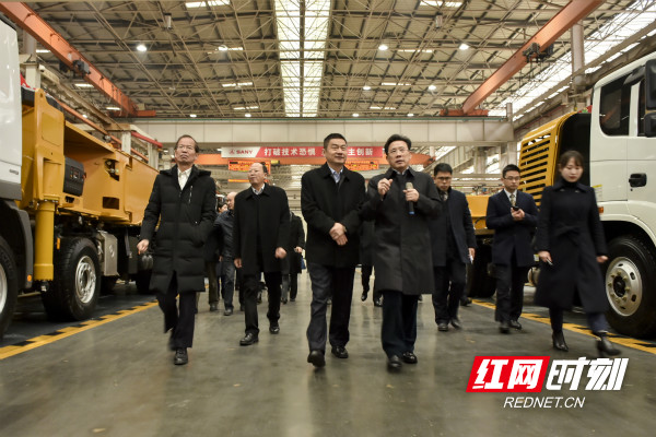 图为 国家税务总局湖南省税务局党委书记刘明权(前排左二)倾听全国人大代表、三一集团董事长梁稳根(前排右二)介绍企业发展情况,参观考察智能制造车间 (1)_meitu_2.jpg 图为 国家税务总局湖南省税务局党委书记刘明权(前排左二)倾听全国人大代表、三一集团董事长梁稳根(前排右二)介绍企业发展情况,参观考察智能制造车间 (1)_meitu_2.jpg