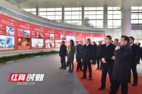 图为 国家税务总局湖南省税务局党委书记刘明权(前排右二)走访全国人大代表、三一集团董事长梁稳根(前排右一),并参观三一集团最新成果展览_meitu_4.jpg 图为 国家税务总局湖南省税务局党委书记刘明权(前排右二)走访全国人大代表、三一集团董事长梁稳根(前排右一),并参观三一集团最新成果展览_meitu_4.jpg