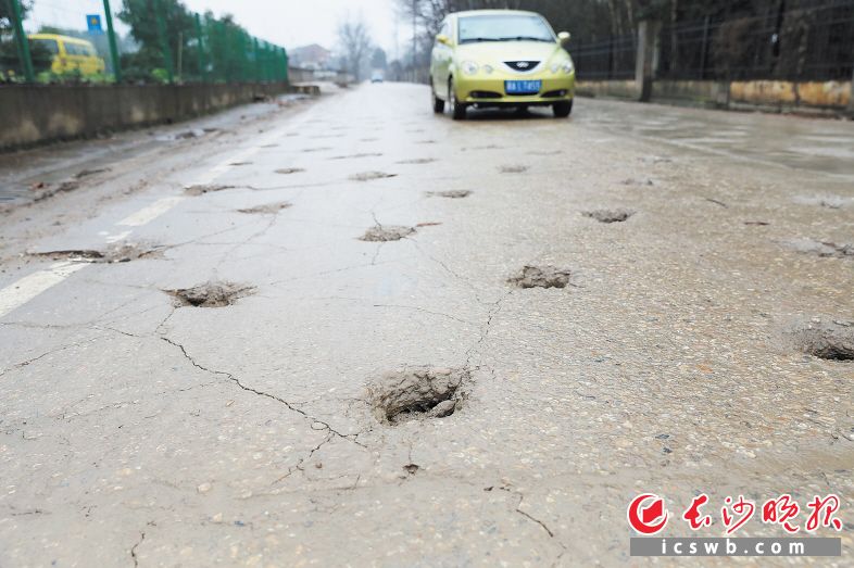 　　因路面有许多挖机留下的钻孔，车辆通行颠簸不平，驾驶员都希望双河路尽早修好。