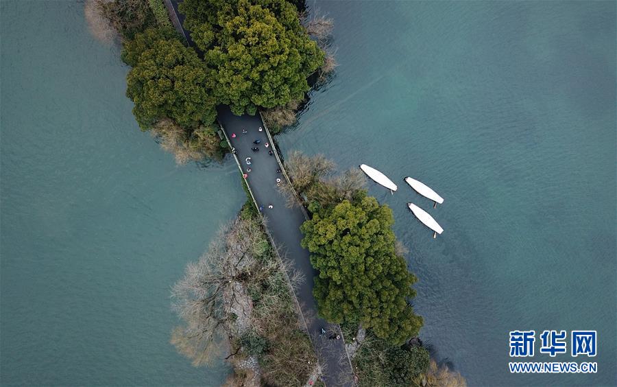 2月22日，游人在西湖苏堤区域游览（无人机拍摄）。 新华社记者 翁忻旸 摄