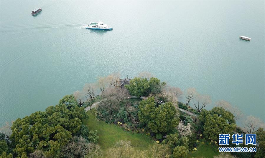 2月22日，游人在西湖上乘船观光（无人机拍摄）。新华社记者 翁忻旸 摄