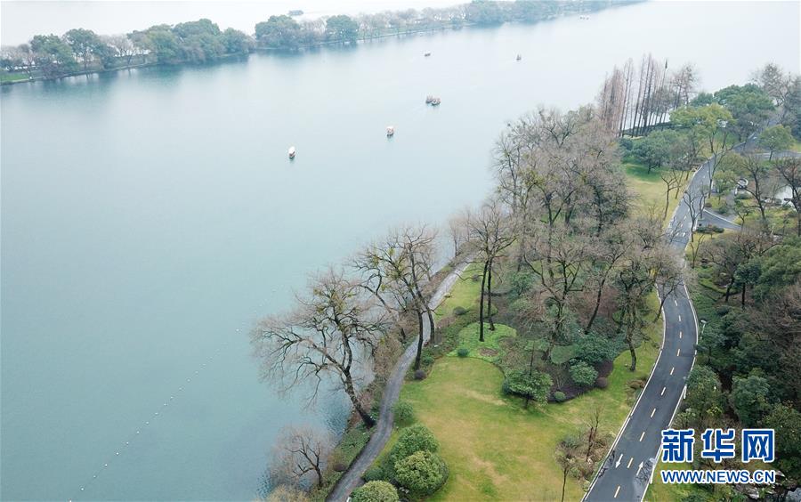 2月22日，游人在西湖上乘船观光（无人机拍摄）。 新华社记者 翁忻旸 摄