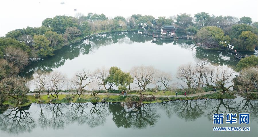 2月22日，游人在西湖景区游览（无人机拍摄）。 新华社记者 翁忻旸 摄