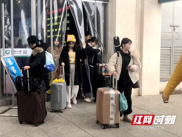 寒假结束 湘潭北站迎大学生“返校潮”