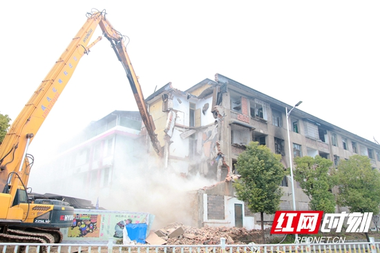 永定区多部门联合执法拆除敦谊小学集体宿舍楼