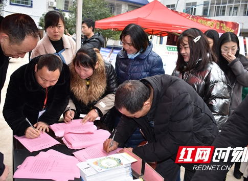 邵阳县罗城乡禁毒宣传走进“就业扶贫”招聘现场