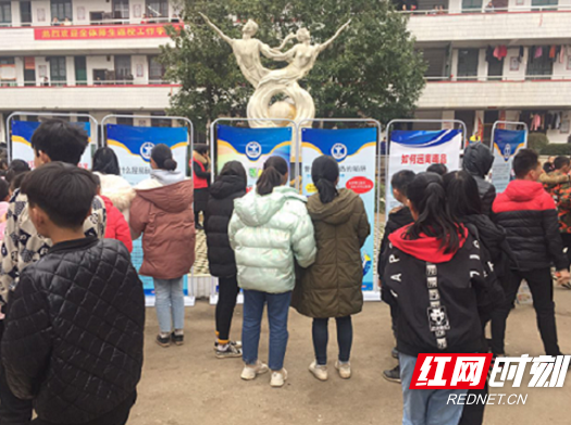 邵阳县黄亭市镇与县经科信局联合开展禁毒宣传活动