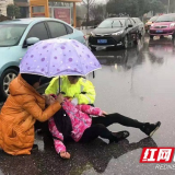 风雨中 星沙交警单膝跪地守护伤者半个多小时