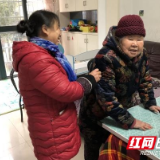 好儿媳悉心照顾婆婆 优良传统延续下一代