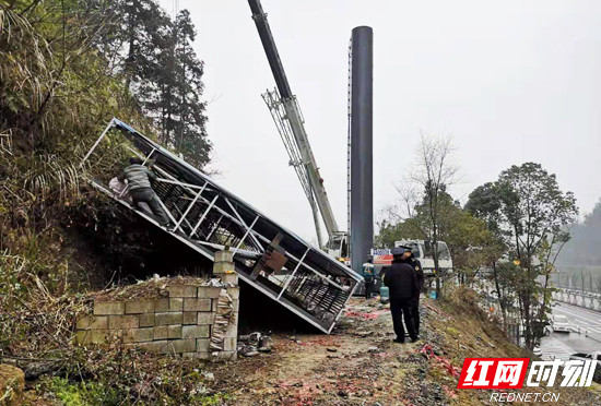  张家界市城管局依法拆除2座违规大型立柱户外广告牌