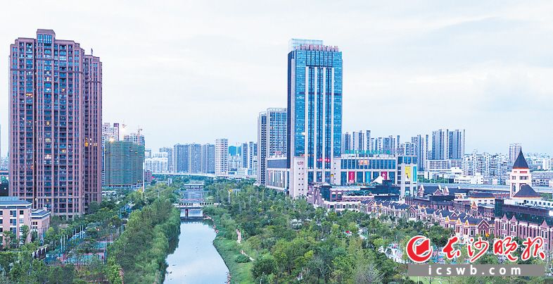 “房价洼地”是长沙的发展优势,也是市民幸福感的重要来源。新规范拟规定“住宅建筑应以套内使用面积进行交易”,这会影响房价吗?长沙晚报第424期《你说话吧》就此展开热议。