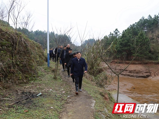 北塔区强化巡河助力改善水生态