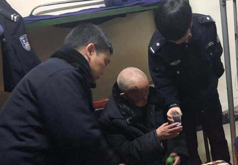 【警视窗】永定：八旬老人黑夜掉入水沟 民警紧急救助