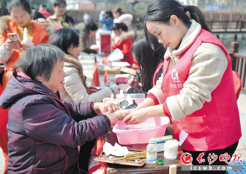 在旺旺路社区,志愿者们为老人送上悉心服务。 邹麟 摄