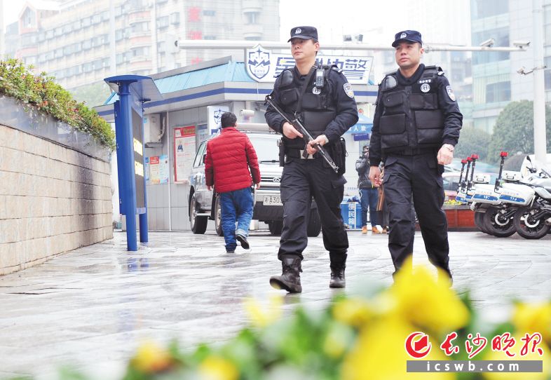 　　昨日，两名特警队员配备枪支，在芙蓉路松桂园路口附近巡逻。 长沙晚报全媒体记者 小刘军 摄
