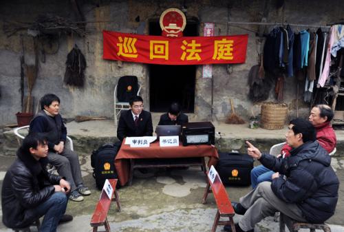 重庆云阳县法院使用“便携式法庭”装备到农家开庭调解纠纷 饶国君 摄 点击进入下一页