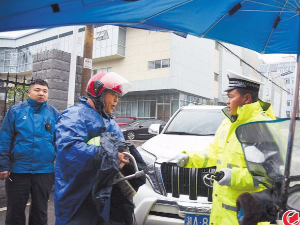 违规载客频频 出行隐患重重