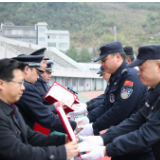 凤凰公安隆重举行“一村一辅警”结业典礼