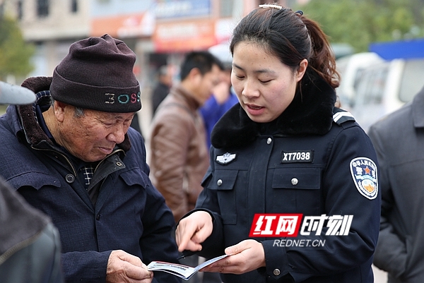 新田民警走村串户开展“扫黑除恶”宣传