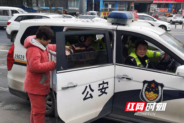 一家三口駕乘無牌摩托上路 常德交警查扣後卻開警車相送