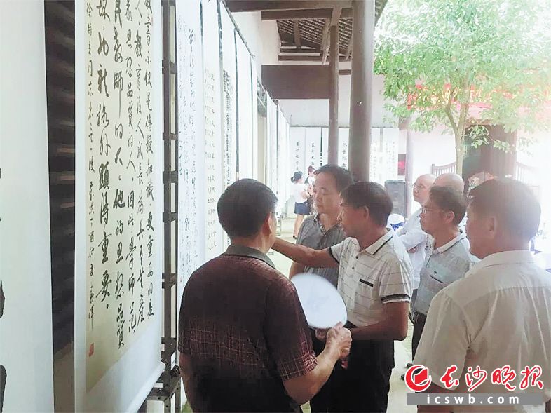 书法展吸引不少观众。