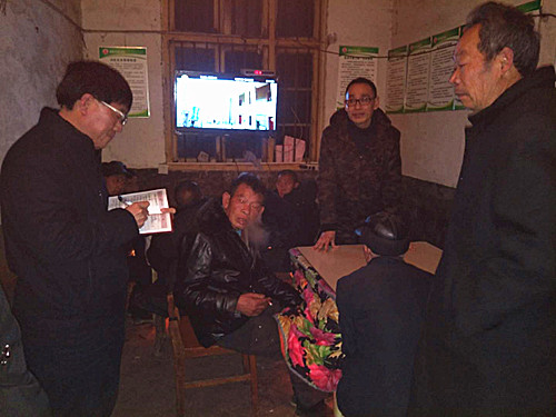 局长肖剑华（左一）向园长（右一）了解敬老院安全管理情况.jpg