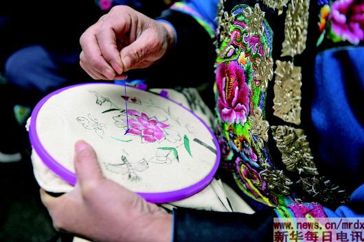 新华社|苗族手工艺助增收