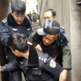 泸溪：老人突发脑溢血倒地 公安及时救助