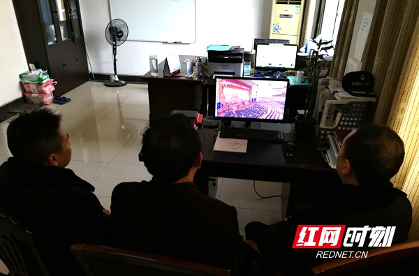 红网时刻3月5日讯(记者 颜瑶 曾珍 戴瑾昕)近日，邵阳市社会各界纷纷通过红网时刻等新媒体平台、电视、广播、户外大屏等途径，收听收看两会动态，引发强烈反响。（3月4日上午，邵阳市地方海事局组织干部职工重温全国政协十三届二次会议开幕会。）