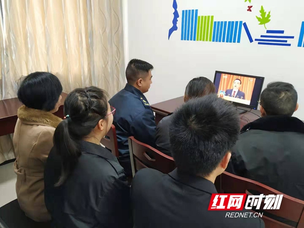 3月5日上午9时，寨市收费站组织职工在办公楼一楼党团室集中观看政府工作报告。