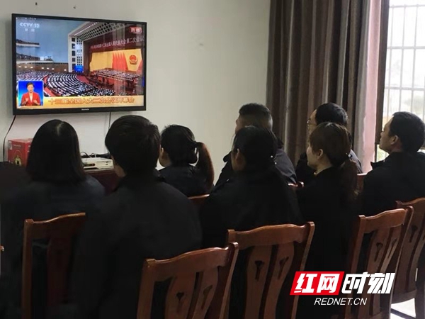 3月5日上午9时，司马冲收费站组织职工集中观看了十三届全国人大二次会议开幕式。