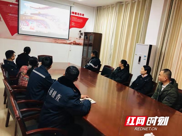 3月5日上午9时，大同桥隧管理所和大同收费站组织职工在一楼党团会议室集中观看政府工作的报告。