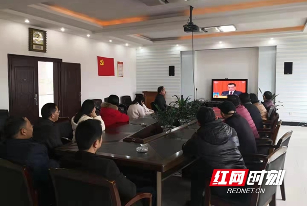 3月5日上午9时，武冈市电视台组织员工集中观看了十三届全国人大二次会议开幕式。