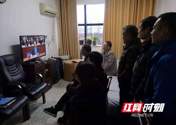 市自来水公司组织党员观看直播。