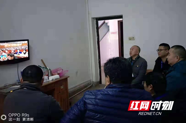 市自来水公司维修中心干部党员集体观看直播。