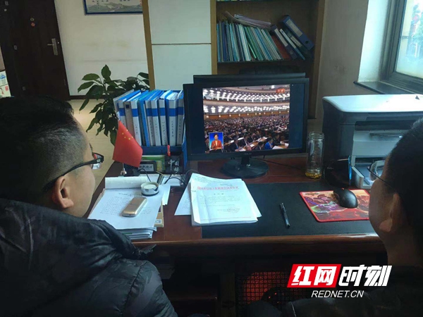 隆回林业局干部观看两会直播。