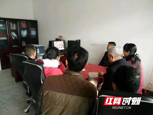 隆回林业局林场职工、工区职工观看两会直播。