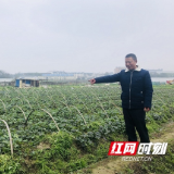 暴雨洪流中，年过半百的他勇救两人