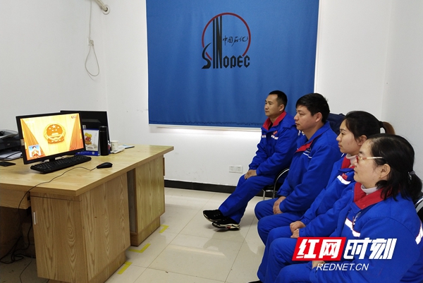 中国石化邵阳石油分公司员工收看两会。