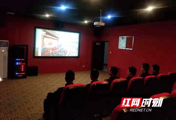 邵阳市大祥区消防大队组织消防救援人员观看两会直播。