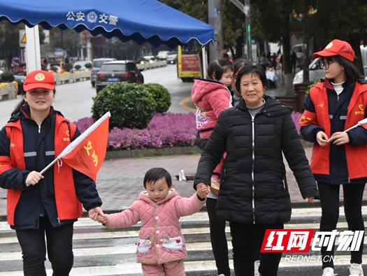 新邵一中：实践活动践行雷锋精神