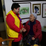 “雷锋”上门 高龄老人乐开怀
