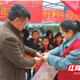 南县浪拔湖镇：好少年义卖土特产 捐助乡镇贫困留守儿童