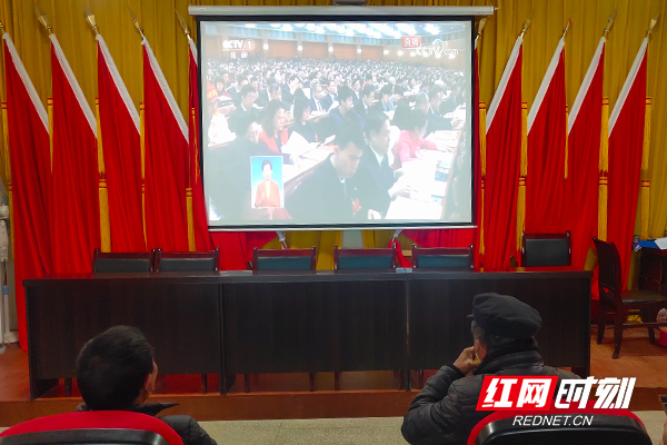 安化县乐安镇青峰村村干部集中收看十三届全国人大二次会议开幕会直播。。.jpg