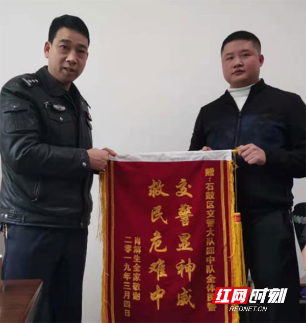 男子送医途中突发急症 石鼓交警开辟绿色通道