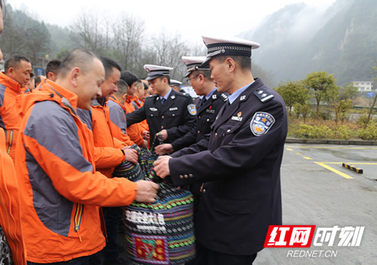 【交警直通车】武陵源交警为驾校准驾驶员送安全、送技术